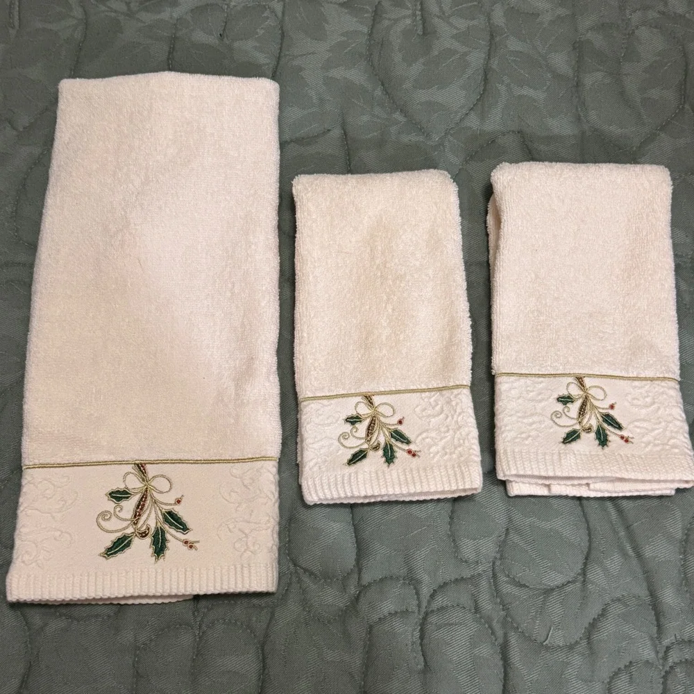 Lenox Christmas Towels 3pc Set Ivory Holly Berry Embroidered Cotton Cream Gold